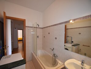 Bathtub, bidet - Spacious Retreat in Cannero (Cannero Riviera)