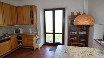 Microondas, horno, lavavajillas y mesa de comedor
