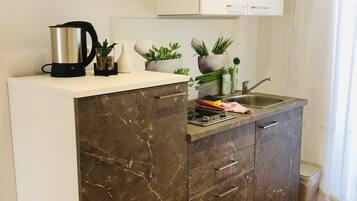 Kühlschrank, Geschirrspüler, Wasserkocher mit Kaffee-/Teezubehör