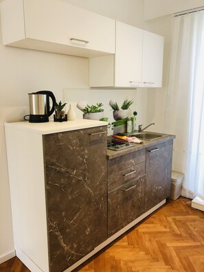 Kühlschrank, Geschirrspüler, Wasserkocher mit Kaffee-/Teezubehör