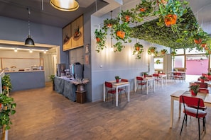 Daily continental breakfast (EUR 10 per person)