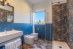 Chambre supérieure | Salle de bain | Douche, pantoufles, serviettes fournies