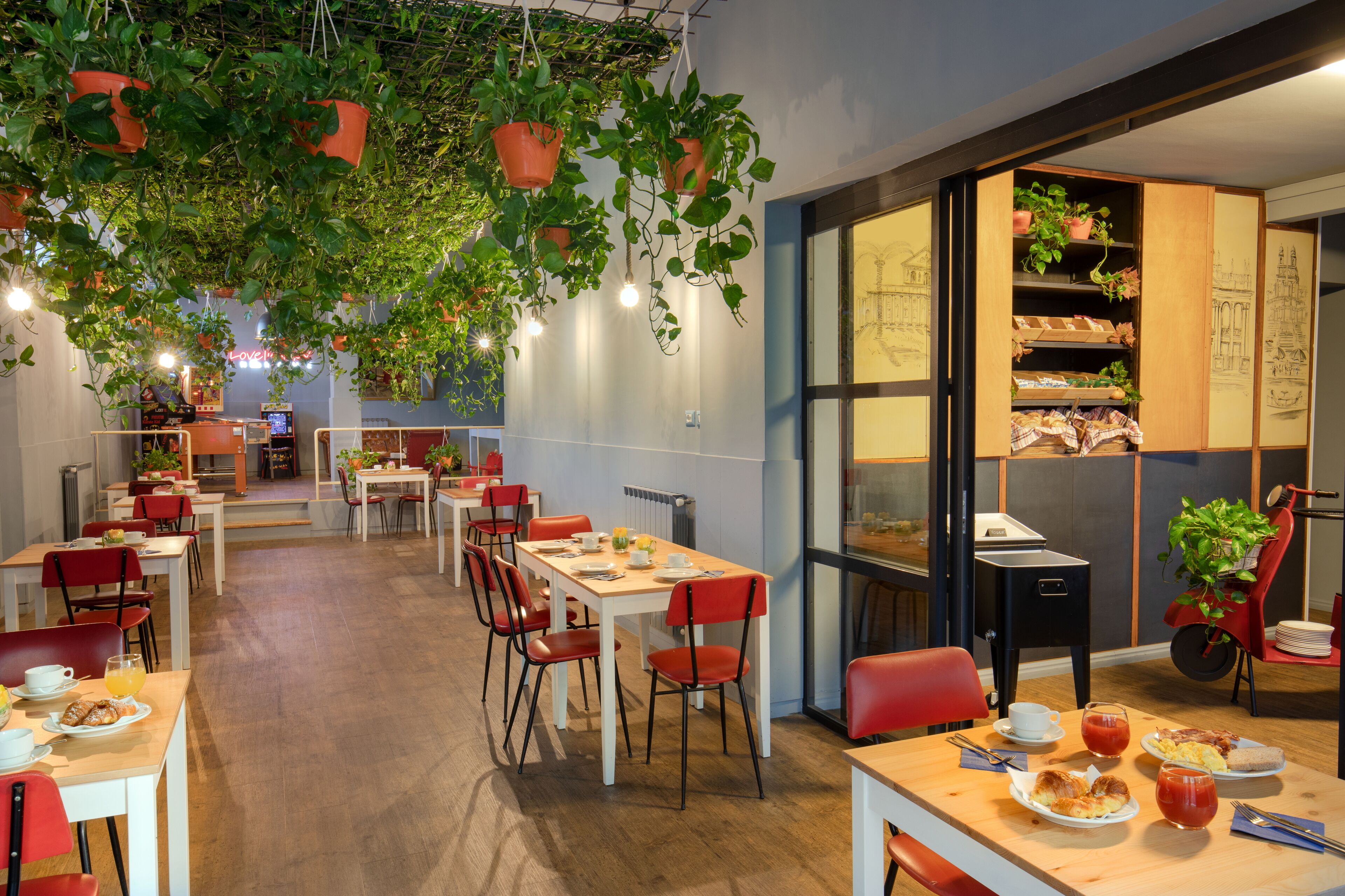 Daily continental breakfast (EUR 10 per person)