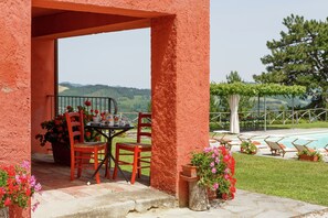 Outdoor dining - Villa with private swimming pool (Tredozio)