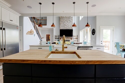 Bluegrass Boujee, Hot Tub, Bar, Game room, Chef kitchen

