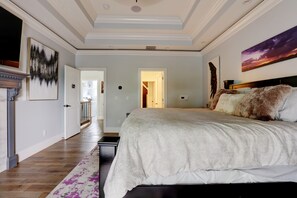 7 bedrooms, premium bedding, desk, iron/ironing board