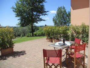 Outdoor dining - Belvilla by OYO Holiday home with pool in Stabbia (Stabbia)