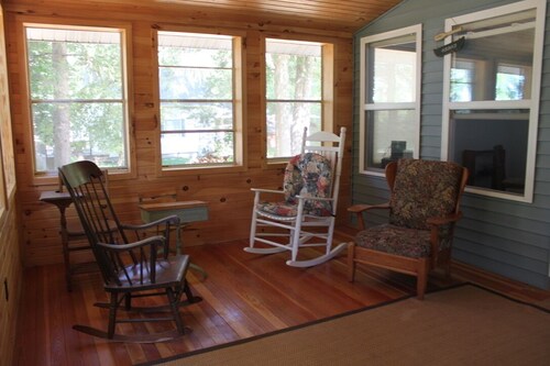 Restored 1920's peaceful, lakeside cottage