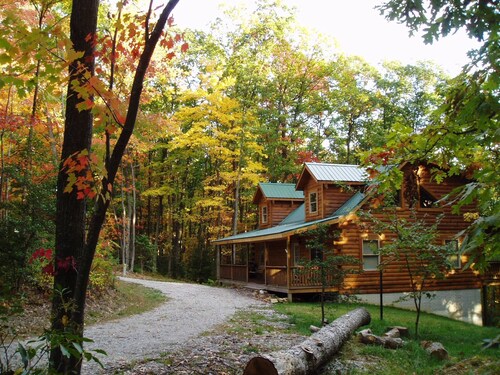 Pillow Rock Deluxe Luxury Log cabin in the New River Gorge area