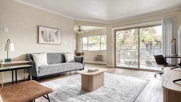 Een televisie en een stereo