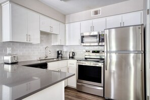 冷蔵庫、電子レンジ、オーブン、食器洗い機