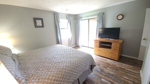 2 bedrooms, iron/ironing board, free WiFi, bed sheets - A Stone's Throw - 2bedrm/2bath 3 Pools & Hot Tub! (Branson)