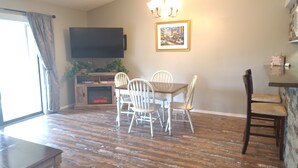 Dining - A Stone's Throw - 2bedrm/2bath 3 Pools & Hot Tub! (Branson)