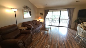 Una Smart TV, una chimenea, un reproductor de DVD