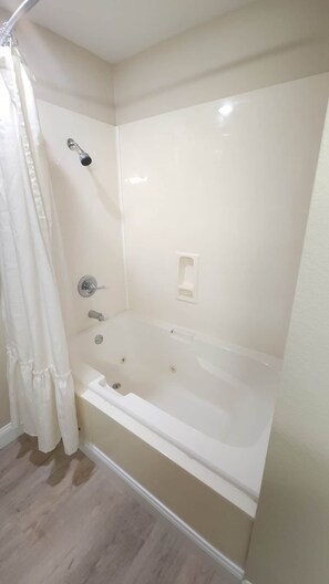 Badewanne, Whirlpool, Haartrockner, Handtücher
