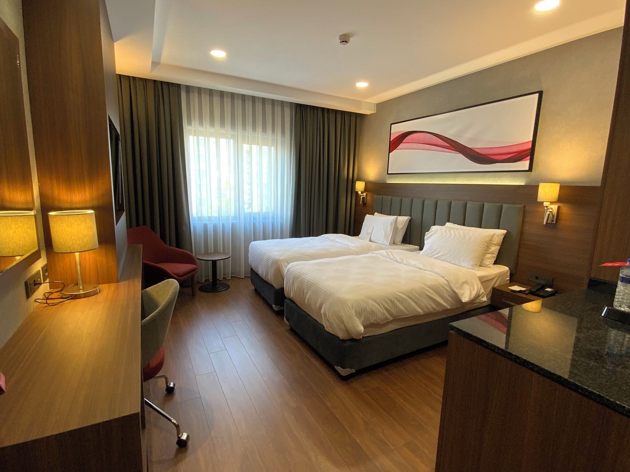 Rum - 2 enkelsängar - icke-rökare - utsikt mot staden | Allergitestade sängkläder, minibar och värdeförvaringsskåp på rummet