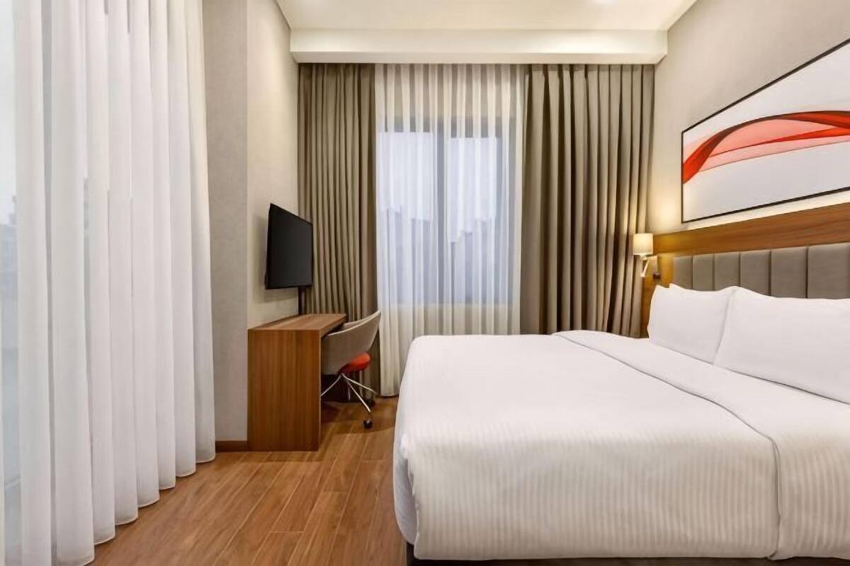Hypo-allergenic bedding, minibar, in-room safe, desk