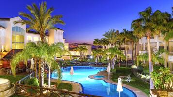 Outdoor pool, sun loungers