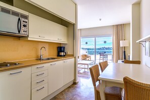 Großer Kühlschrank, Mikrowelle, Wasserkocher mit Kaffee-/Teezubehör