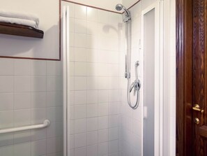 Shower - Holiday Home in Cortona with Pool (Cortona)