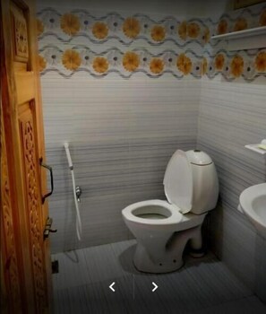 Habitación doble estándar | Baño | Regadera y toallas 