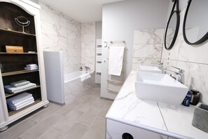 Badewanne, Haartrockner, Handtücher