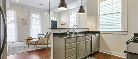 Réfrigérateur, micro-ondes, four, plaque de cuisson