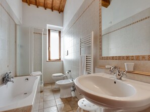 Kombinert dusj/badekar og bidé