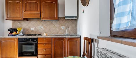 فرن، موقد طهي مسطح، ماكينة لصنع القهوة/الشاي، كرسي للأطفال