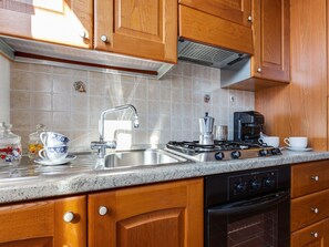 Fridge, oven, stovetop, coffee/tea maker