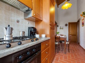 Fridge, oven, stovetop, coffee/tea maker