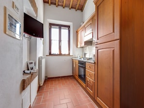 Fridge, oven, stovetop, coffee/tea maker