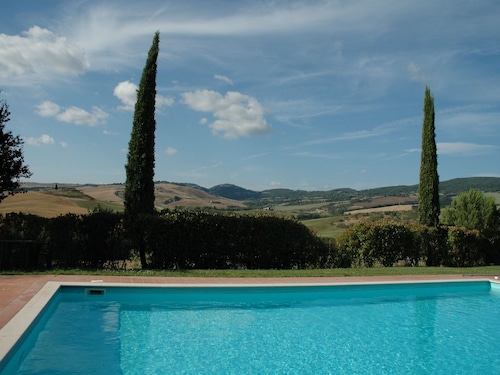 Peaceful Pienza Garden Escape