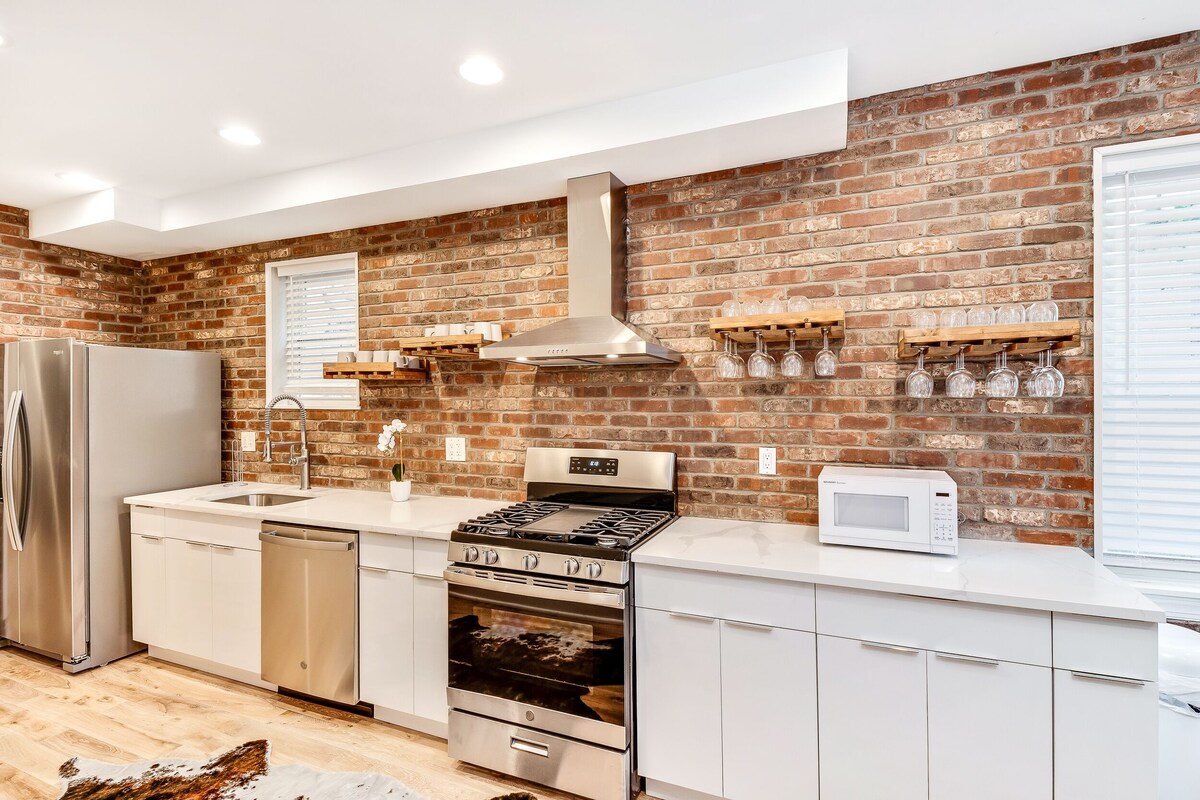 Exquisite Downtown 5B/3.5B w/Patio!