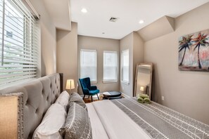 5 bedrooms, iron/ironing board, Internet, bed sheets - Exquisite Downtown 5B/3.5B w/Patio! (Philadelphia)