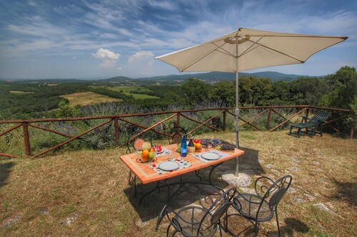 Elégante maison en Toscane avec vue sur le lac