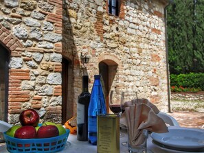 Outdoor dining - Sunny Apartment with Pool (Colle val D'elsa)