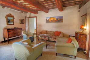 TV - Belvilla by OYO Villa Siena (Siena)