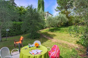 Outdoor dining - Belvilla by OYO Villa Siena (Siena)