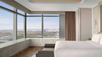 Habitación de hotel moderna con una cama grande, vista a la ciudad y un ventanal amplio.
