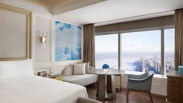 Ropa de cama de alta calidad y caja de seguridad en la habitación