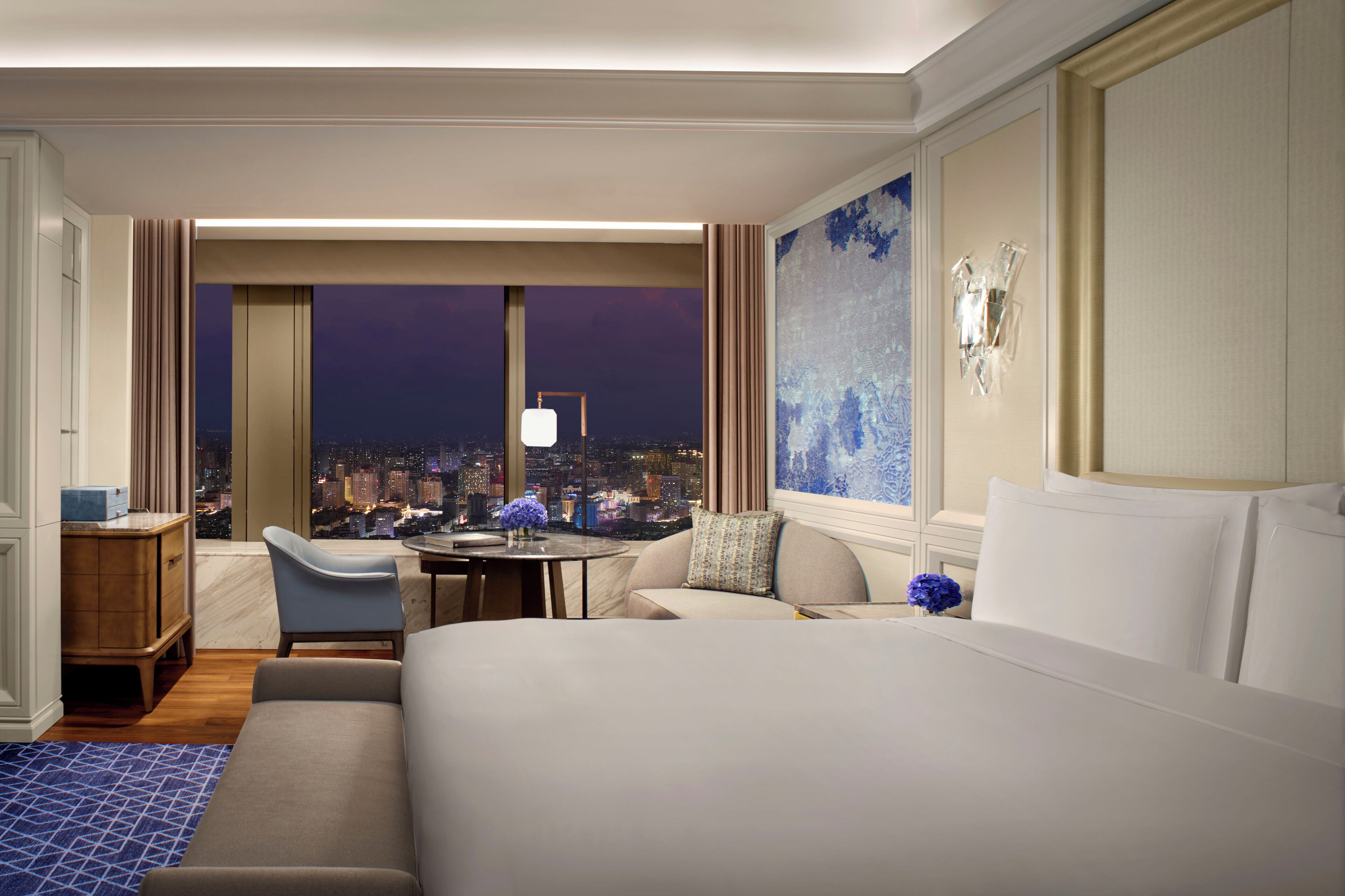 Bộ đồ giường cao cấp, két bảo mật tại phòng, màn/rèm cản sáng 