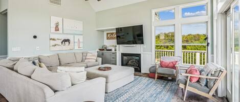 تلفزيون، مدفأة، مشغل دي في دي، كُتُب