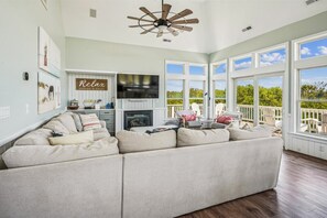 TV, peis, DVD-spiller og bøker