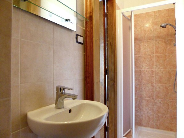 Shower, bidet - Cottage in Casoli near Ski Slopes (Bagni di Lucca)