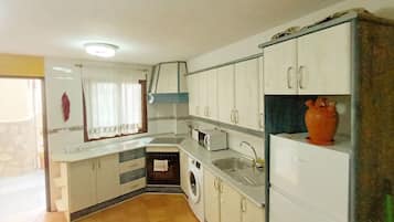 Private kitchen | Fridge, microwave, oven, stovetop