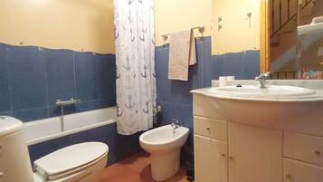 Een bad, een haardroger, een bidet, handdoeken