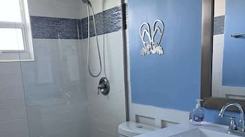 Douche, sĂšche-cheveux, serviettes fournies, savon