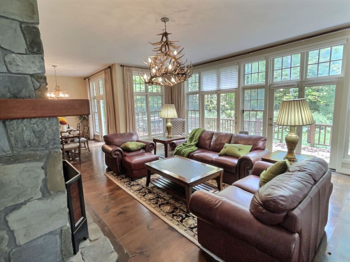 Smart TV, chimenea, videojuegos y libros 