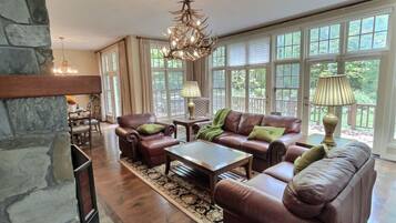 Smart TV, chimenea, videojuegos y libros